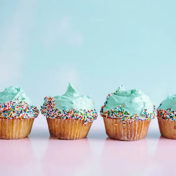Cupcakes de menta sobre fondo rosado