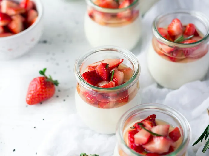 Vasitos de panna cotta con frutillas