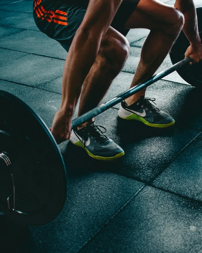 Atleta levantando una barra con discos