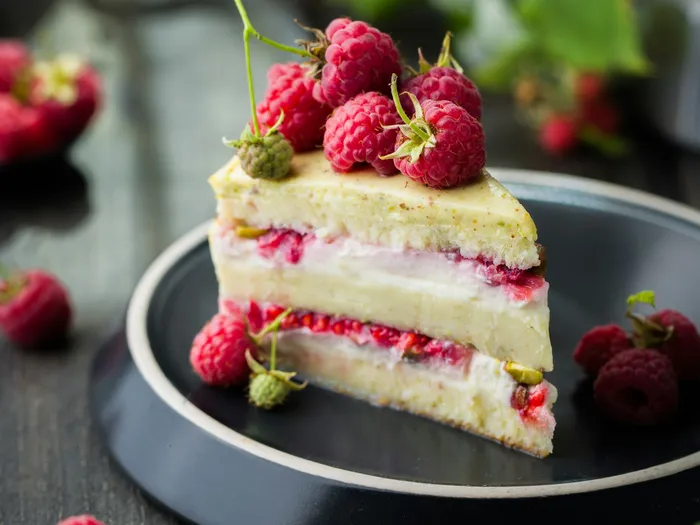 Porción de torta con frutillas